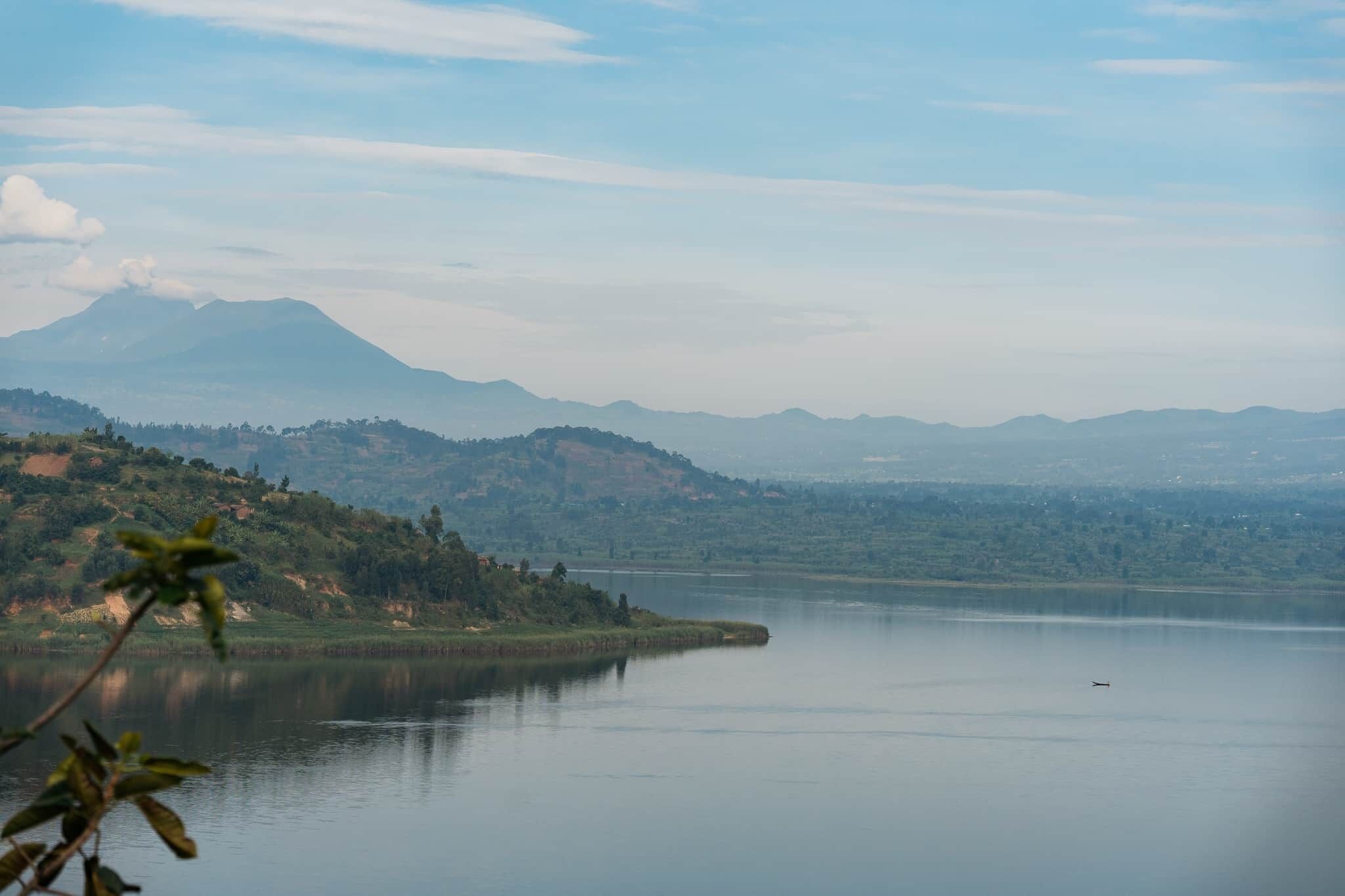 Un lago tranquillo con una montagna sullo sfondo e un cielo sereno.