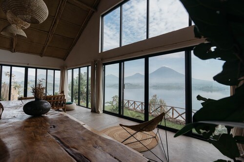 The Writer's Patch - Two bedroom house on lake  Ruhondo