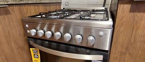 Micro-ondes, four, plaque de cuisson