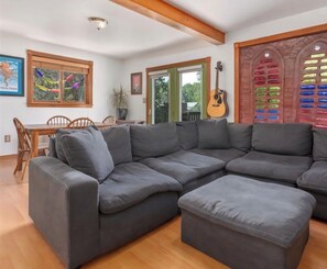 Living area - Azure Oasis - A Beautiful Apartment In Downtown Crestone  (Crestone)