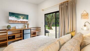 豪華雙人房, 私人浴室, 泳池景 | 高級寢具、記憶棉床墊、房內夾萬、獨特設計