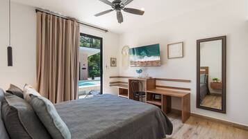 Familie villa, privébadkamer, uitzicht op zwembad | Luxe beddengoed, bedden met traagschuimmatras, een kluis op de kamer