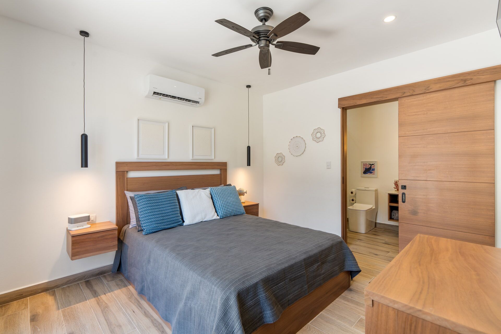 Familjevilla - privat badrum - utsikt mot poolen | Sängtillbehör av högsta kvalitet och memory foam-madrasser