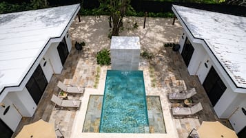 2 piscines extérieures