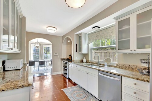 Pineapple Palace, 4 bedroom in historic Northwood