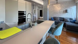 A modern kitchen with a central island, built-in ovens, and a sleek faucet. - Casa Laura in Milano (Milan)