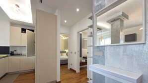 A modern hotel room with a wooden floor, a large mirror, and a built-in bench. - Casa Laura in Milano (Milan)