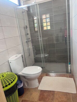 Haartrockner, Handtücher, Seife, Toilettenpapier