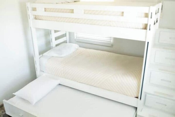 3 bedrooms, internet, bed sheets