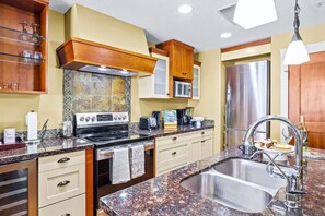 ثلاجة، ميكروويف، فرن، موقد طهي مسطح