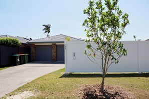 المنطقة المحيطة بالمنشأة