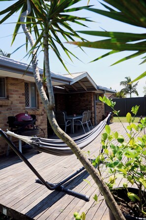 Outdoor dining - Modern familygroup stay - sleeps 6, pet friendly (Varsity Lakes)