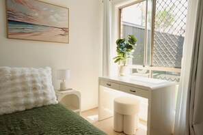 3 bedrooms, desk, Internet, bed sheets - Modern familygroup stay - sleeps 6, pet friendly (Varsity Lakes)