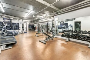 Fitness facility - Mountain View 2BR Condo with Hot Tub, Pool & Gym (Canmore)