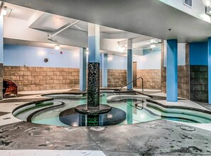Spa - Mountain View 2BR Condo with Hot Tub, Pool & Gym (Canmore)