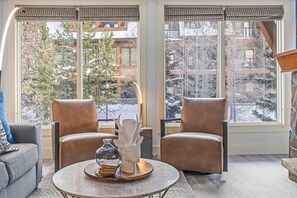 Televisión y chimenea 