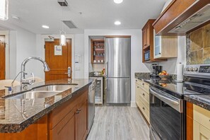 ثلاجة، ميكروويف، فرن، موقد طهي مسطح