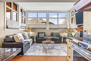 Televisión y chimenea