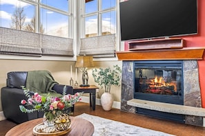 Televisión y chimenea