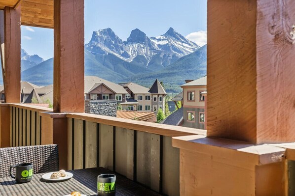 Outdoor dining - Spacious Rockies Escape near Banff Hot tub & Gym! (Canmore)