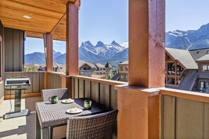 Outdoor dining - Spacious Rockies Escape near Banff Hot tub & Gym! (Canmore)