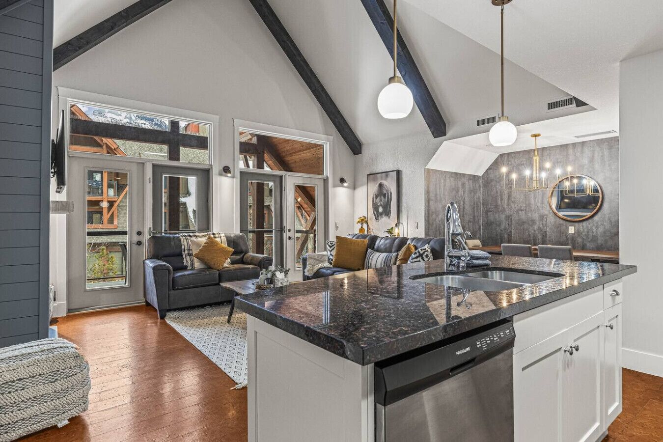 Mountain View Penthouse With Pool & Hot Tub - Canmore
