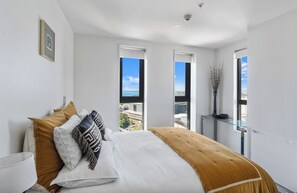 2 bedrooms, iron/ironing board, bed sheets - Top Floor Duplex Apartment 2 Bedroom 2 Bathroom (Auckland)