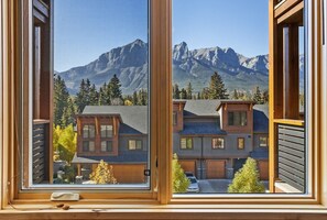 Interior - Serenity Awaits | Mountain Views (Canmore)