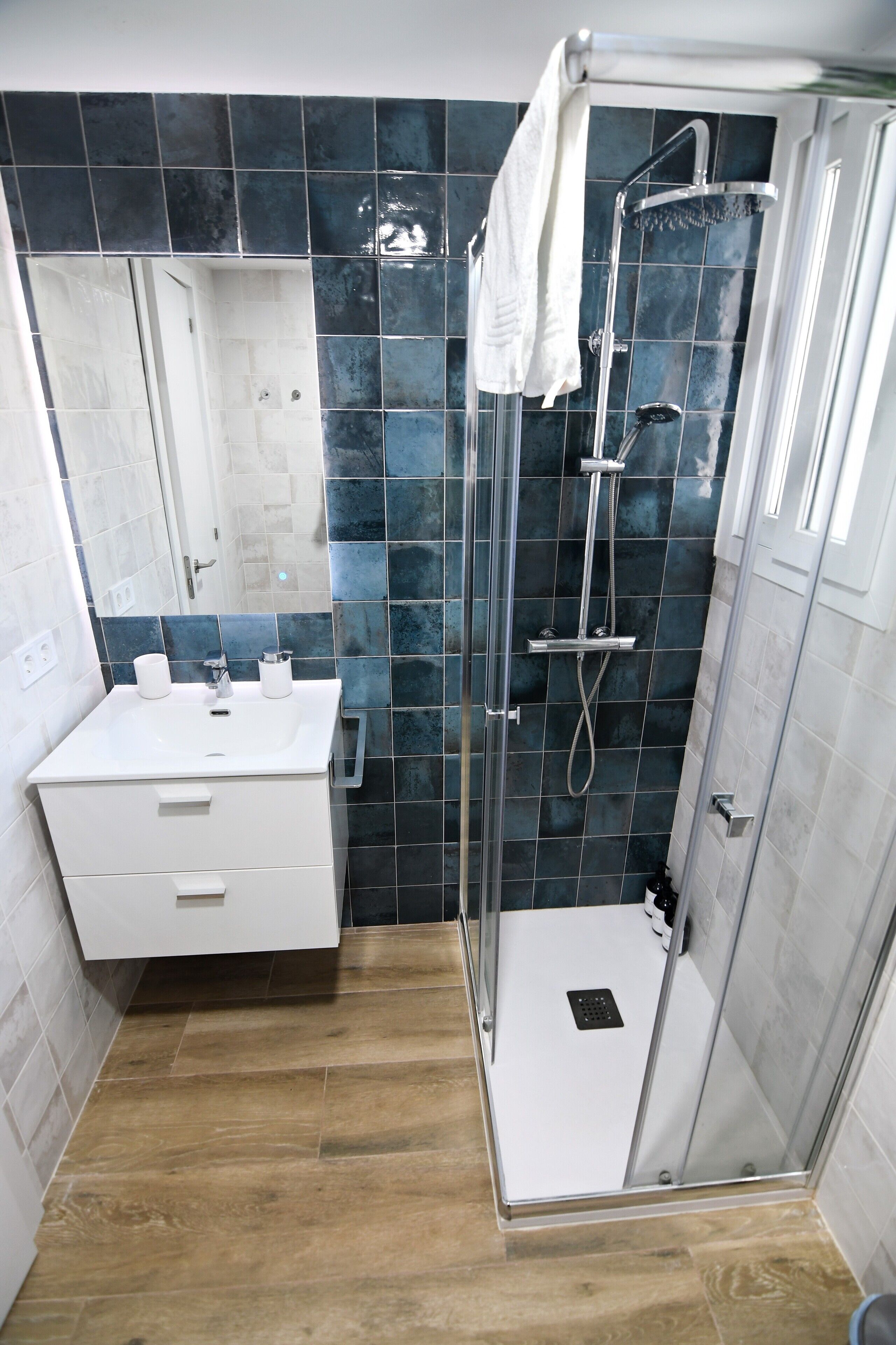 Een douche, een haardroger, handdoeken, zeep