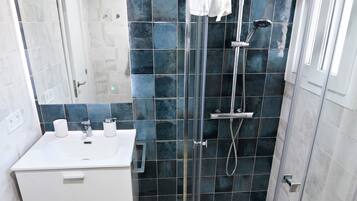 Een douche, een haardroger, handdoeken, zeep
