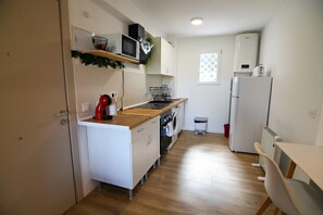 Private kitchen - The Grand Lakeview Retreat (San Martín de Valdeiglesias)
