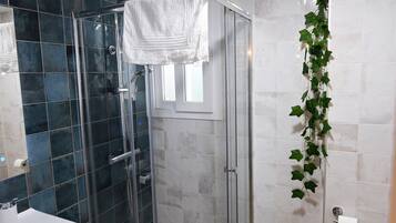 Ducha, secador de pelo, toallas y jabón