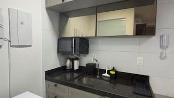 Frigobar, microondas, placa de cocina, cafetera expreso