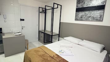 Apartamento | Espaço de trabalho para notebook, cortinas blackout