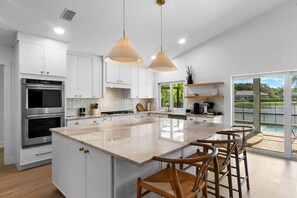 Kjøleskap, mikrobølgeovn, ovn og oppvaskmaskin