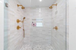 Douche, sèche-cheveux, serviettes fournies