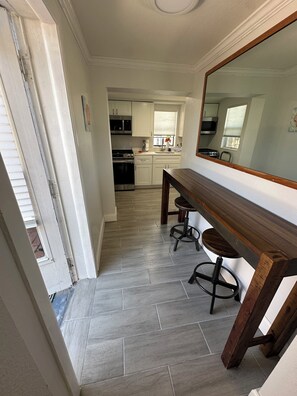 Microwave, stovetop, dishwasher - ALL NEW Cozy Romantic getaway at the Pelican studio! (Clearwater)