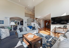 Smart TV, futbolito, tenis de mesa y oficina 