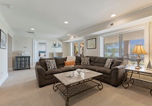 TV connectée, baby-foot, table de tennis de table, espaces bureaux