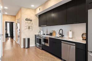 Een koelkast, een microgolfoven, een oven, een kookplaat