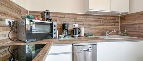 Fridge, oven, dishwasher