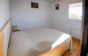 3 bedrooms, travel cot