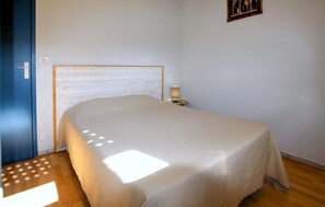 3 bedrooms, travel cot