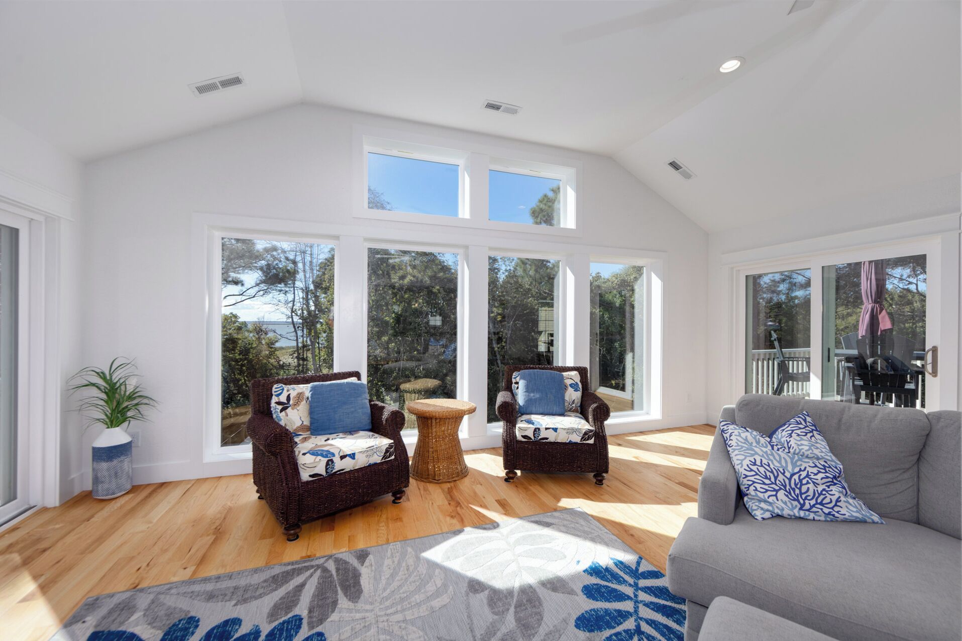 Een smart-tv en tafelvoetbal