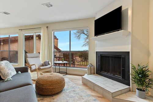 Charming 2-bedroom condo; incredible lake and hill country views
