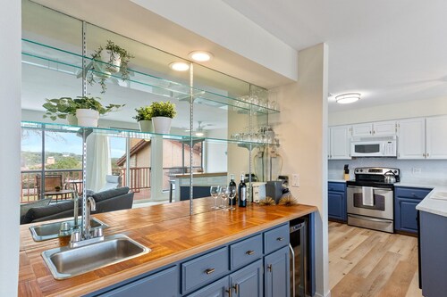 Charming 2-bedroom condo; incredible lake and hill country views