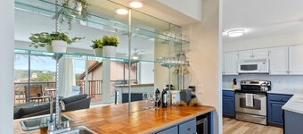 Charming 2-bedroom condo; incredible lake and hill country views