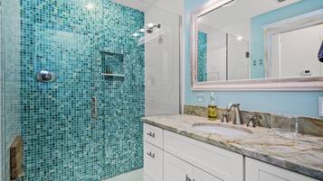 Een douche, handdoeken