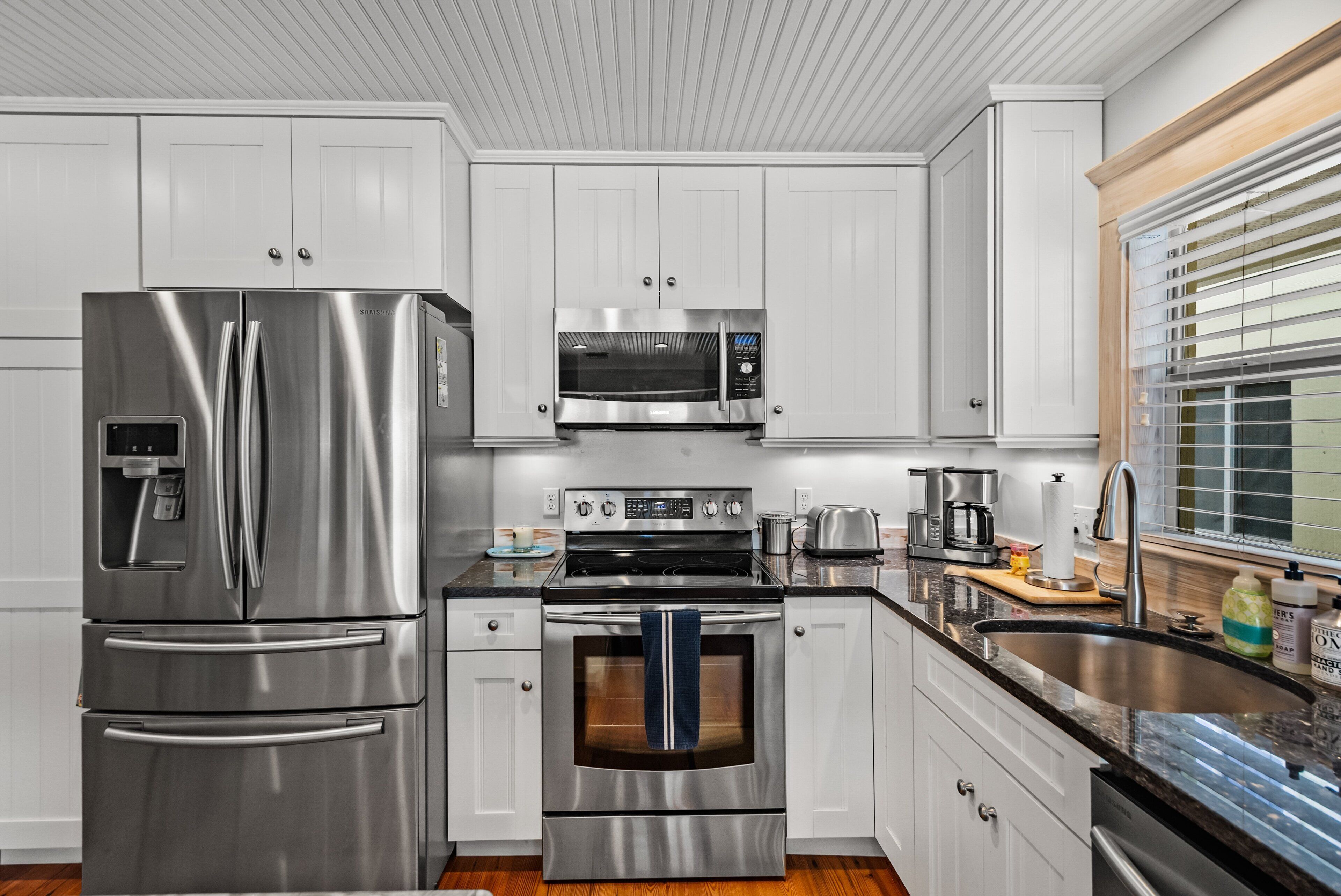 Refrigerador, microondas, horno y parrilla de estufa 