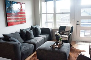 Smart-TV, Kamin, Bücher, Computerbildschirme